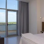 Sky 酒店 *